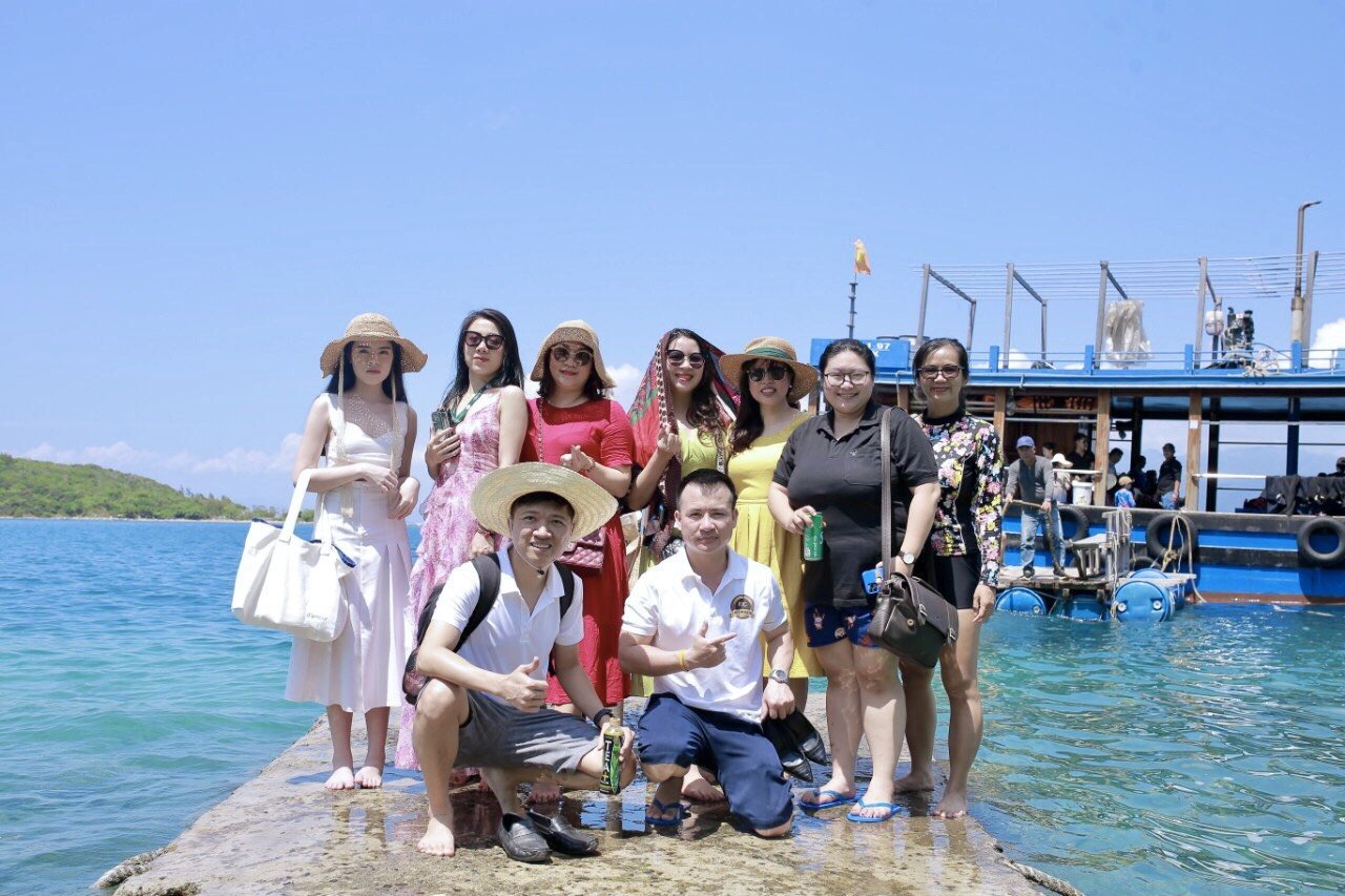 Các thành viên của đoàn khảo sát dịch vụ lặn biển ngắm san hô tại đảo hòn Mun.